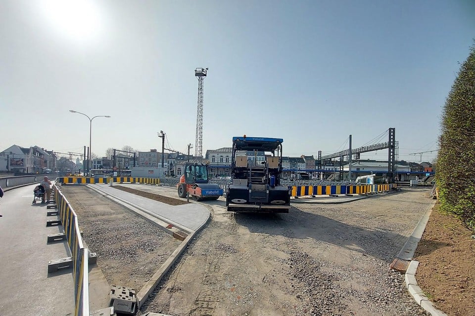 De asfaltmachine staat klaar tussen de autotunnel en de treinsporen.