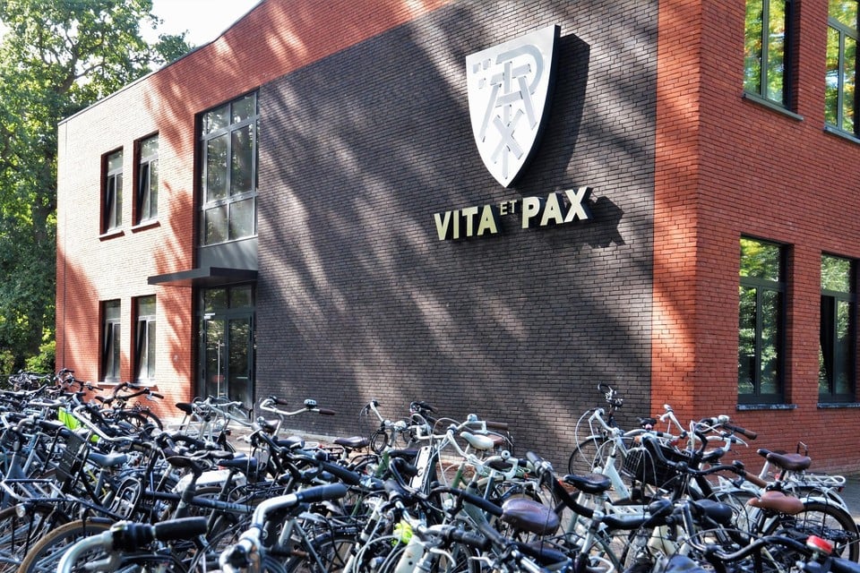 De komend week zullen er heel wat minder fietsen staan in het Vita et Pax-college. De school schakelt uit vrije wil over op afstandsonderwijs. 