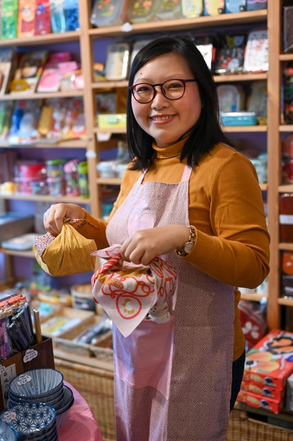 Sylvia met haar bento’s, verpakt in furoshiki.