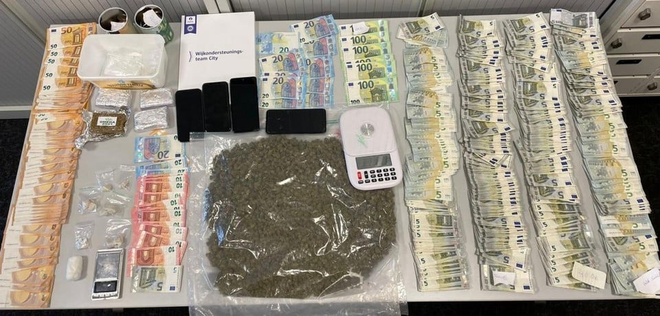 Bij de huiszoeking werd 80 gram cocaïne, 400 gram hasj en 450 gram cannabis in beslag genomen, samen met 6.210 euro.