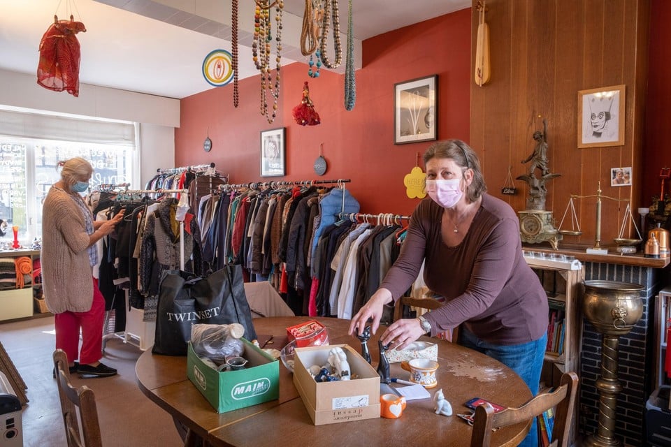 Elga Wauters aan het werk in de winkel.