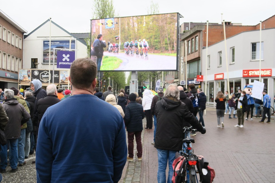 Dankzij grote schermen met prachtige beelden kon je ook tussen twee doortochten de wedstrijd prima volgen.