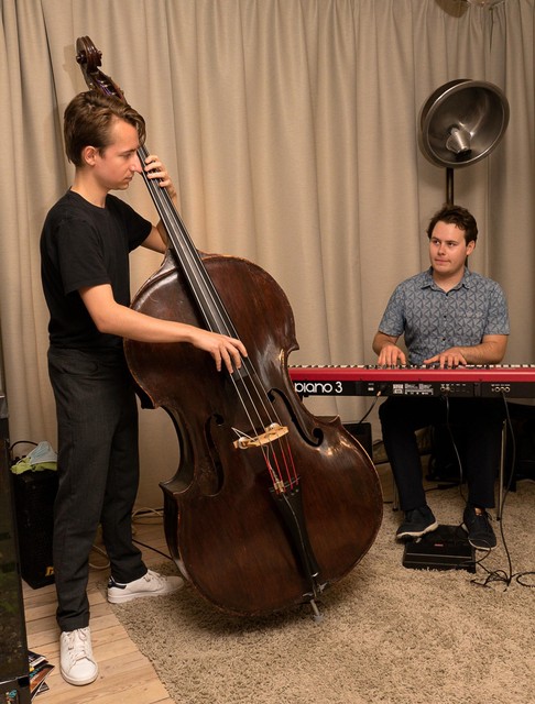 Bassist Wolf De Backer live aan het werk in De Serre