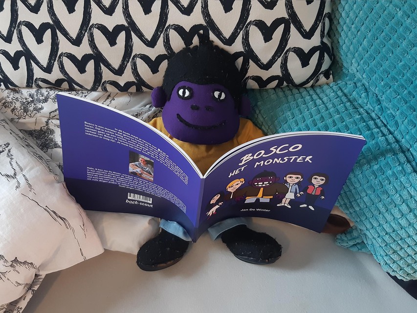 Bosco verslindt zijn eigen boek.