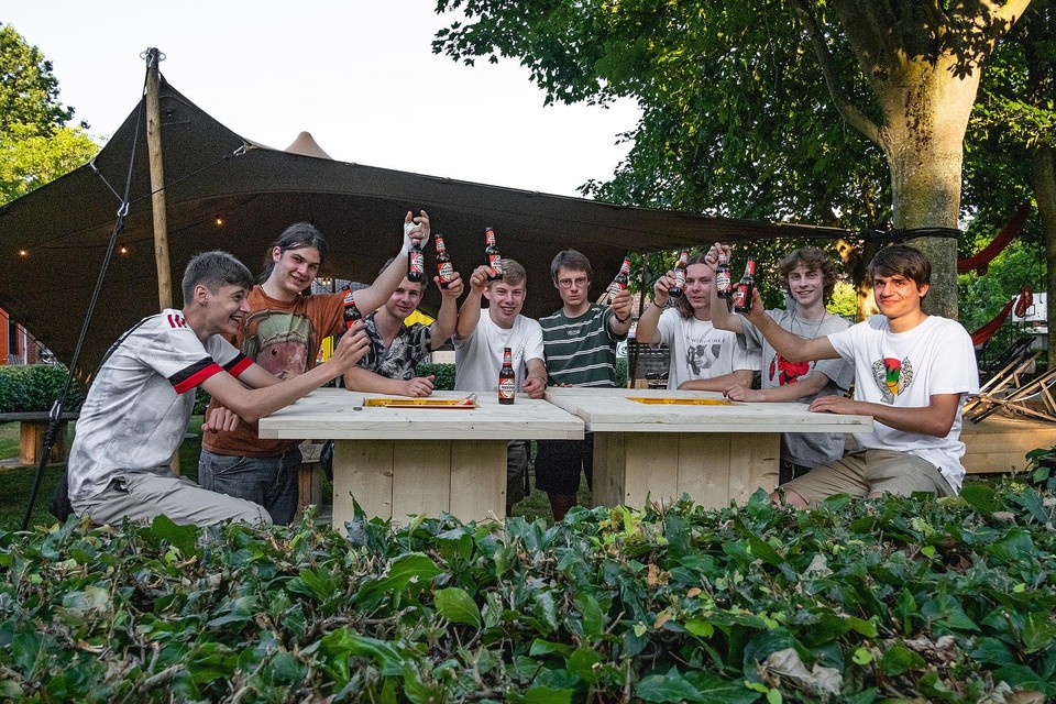 De vrijwilligers van De Vonk klinken op het realiseren van hun eigen zomerbar De Stek.