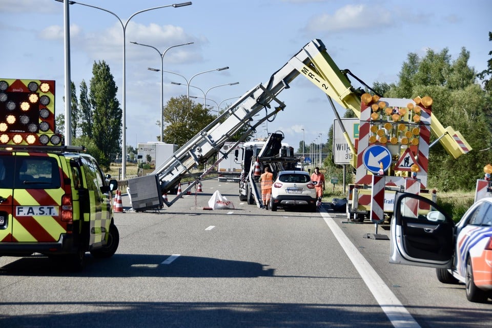 De constructie plooide onmiddellijk door na de aanrijding en versperde twee van de drie rijstroken richting Brussel. 