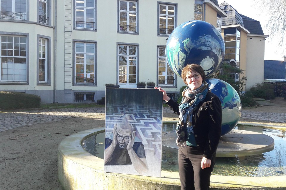 Danielle Sysmans toont aan de academie in Kontich, waar ze les volgt, met trots het schilderij waarmee ze een Europese onderscheiding won.