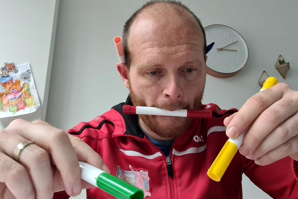 De coaches geven bloktips aan hun spelers.
