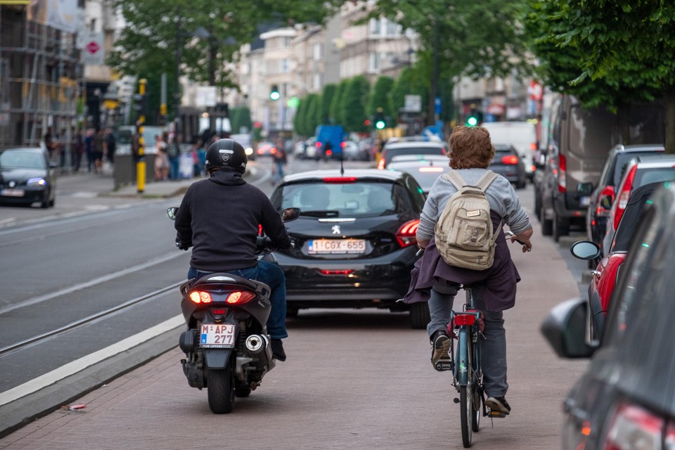 Een fietser op de Turnhoutsebaan. Omdat er geen fietspad ligt, is de straat erg gevaarlijk voor fietsers.