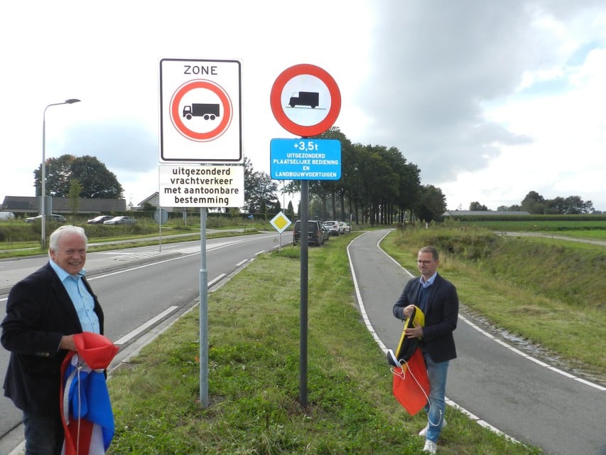 Wethouder Hans Van Tilborg van Baarle-Nassau en schepen Philip Loots van Baarle-Hertog bij de Belgische en Nederlandse verbodsborden.