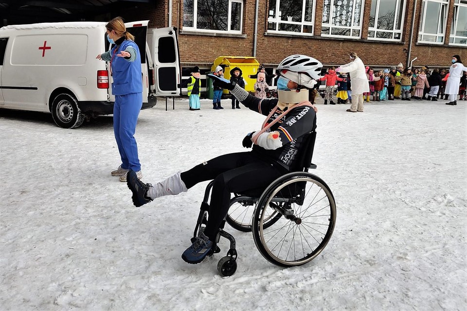 De kleuters van Wonderwijzer combineerden het vieren van carnaval met een ode aan het zorgpersoneel, overal te lande.