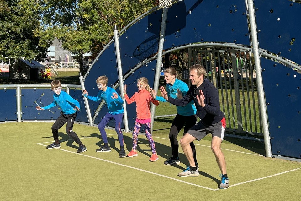 Opwarmen voor basketbal.