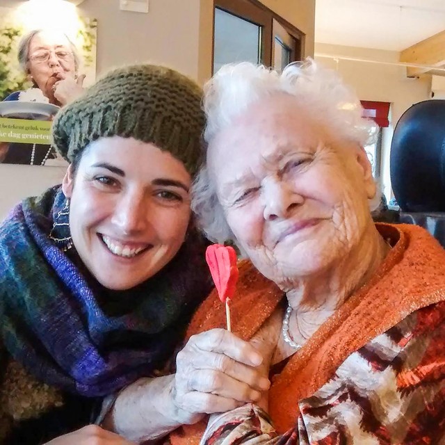 Lieselotte Smaers en haar grootmoeder. 