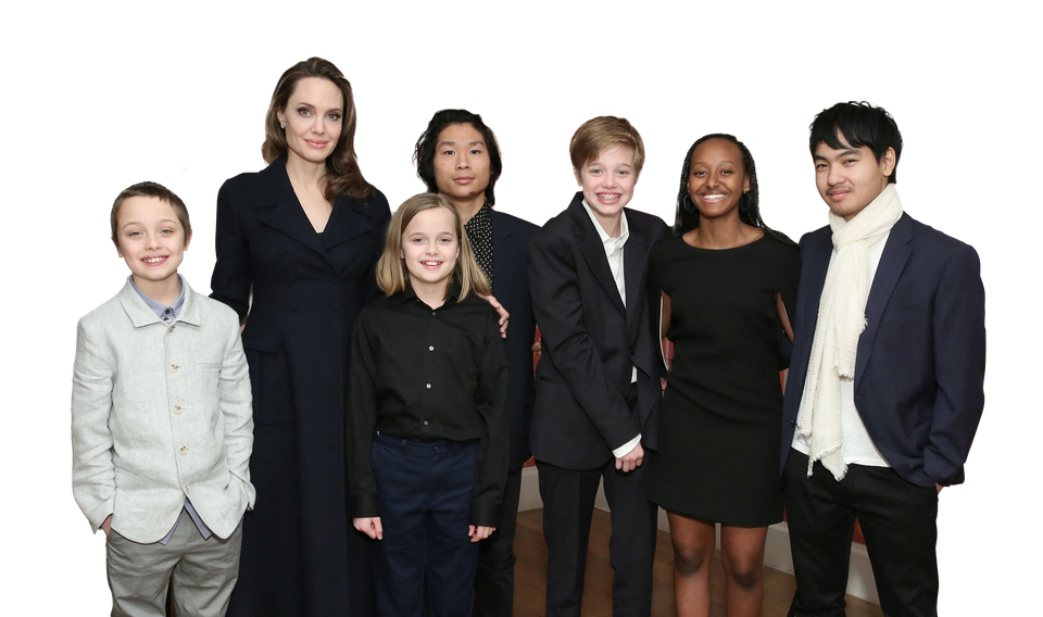 Angelina Jolie en haar zes kinderen, Pax staat links van haar.