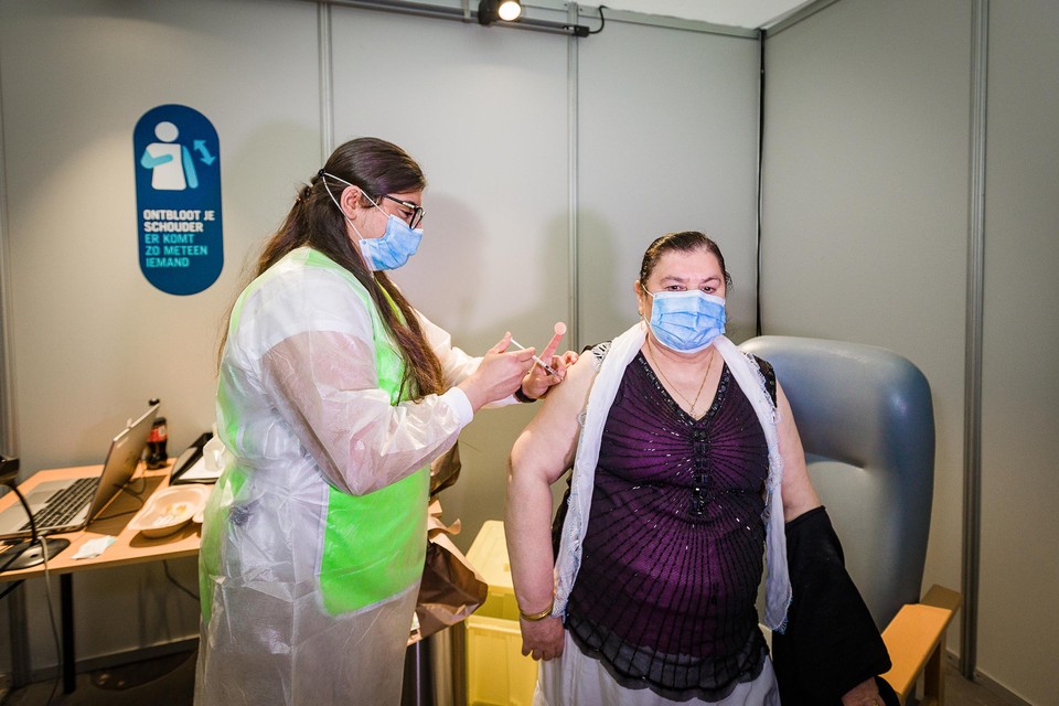 Pore Dirlik kreeg vrijdag in het vaccinatiecentrum in de Nekkerhal de 25.000ste prik.