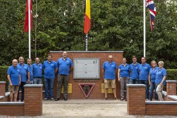 Leden van het Bevrijdingscomité Beerse met Dirk Proost (vijfde van links) staan bij het vernieuwde monument aan de Heldenweg in Beerse.