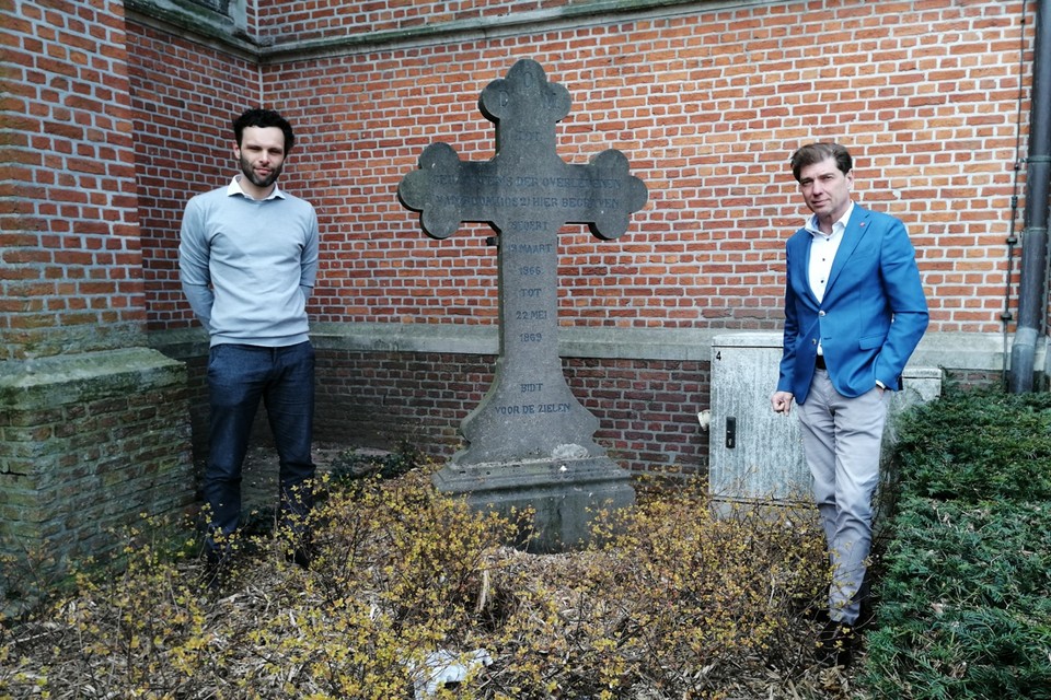 Burgemeesters Jurgen Callaerts (Rumst) en Jeroen Baert (Boom) bij het historische arduinen kruis.