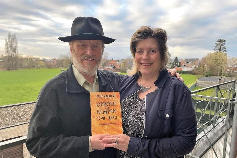 Auteur van Oproer in de Kempen Julius Schellens en zijn partner Anne Van Moere. Zij leest zijn werken nauwgezet na en maakte ook het kunstwerk op de cover. 