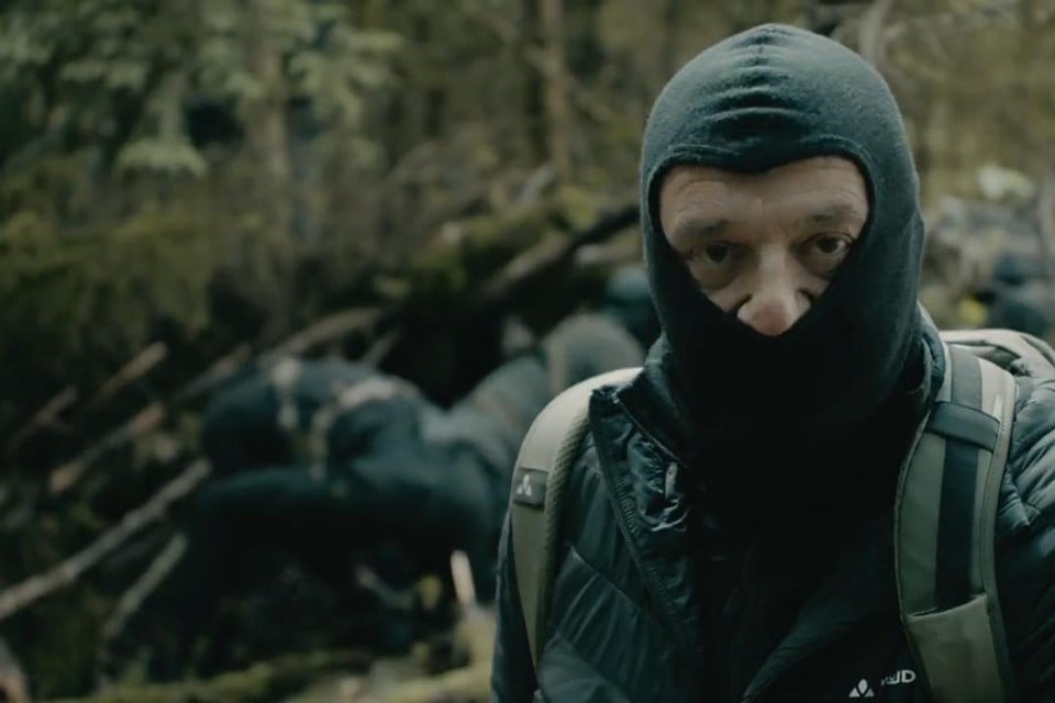Tom ging mee undercover in het bos.