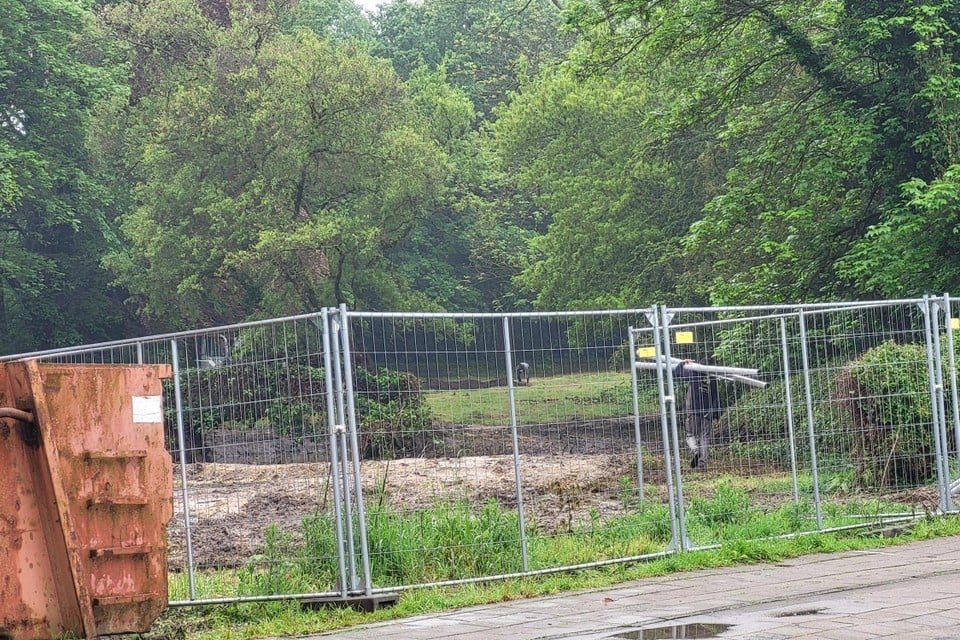 Op het terrein in de Augustijnenlaan zijn de eerste voorbereidingen voor de opbouw van de zomerbar begonnen.