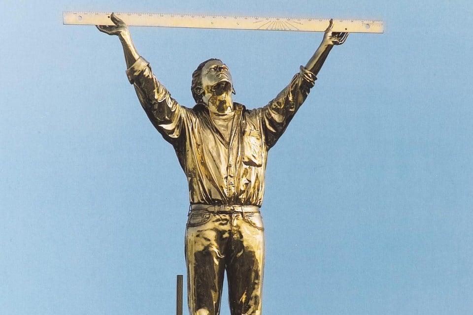 ‘Man die de wolken meet’ uit 1998 groeide snel uit tot een iconisch beeld. Jan Fabre zag zijn creatie het liefst op een dak staan.