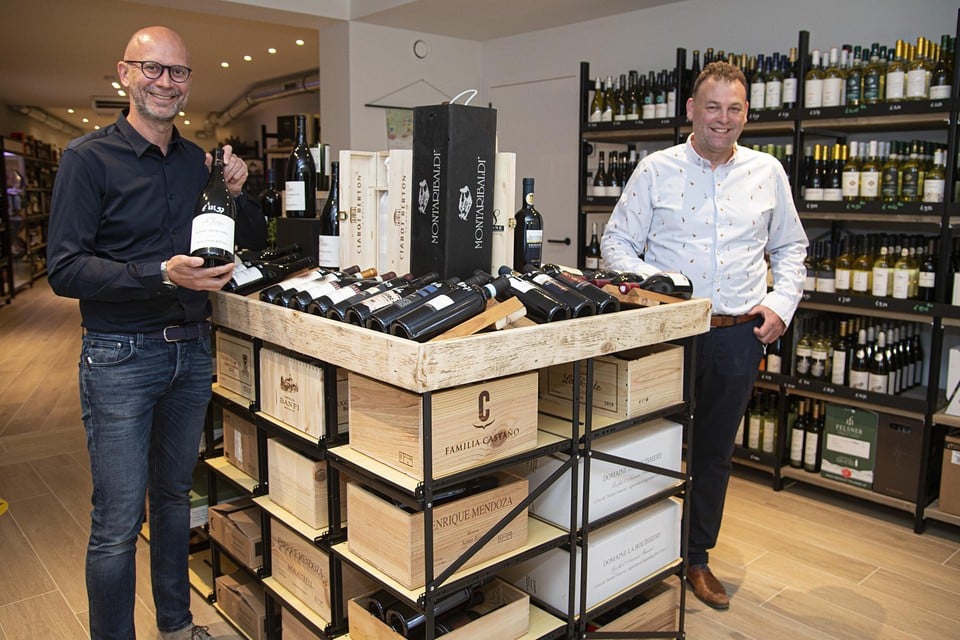 Uitbater Sander Koot (links) en zaakvoerder Frank Jacobs in de nieuwe winkel.