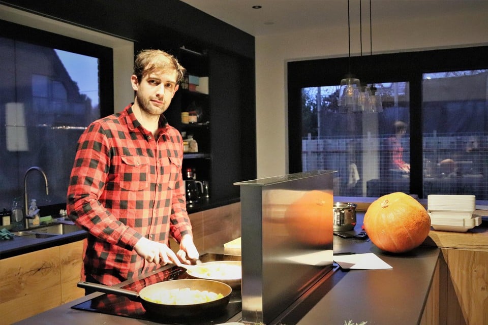 Nick Diddens aan de slag in zijn keuken.