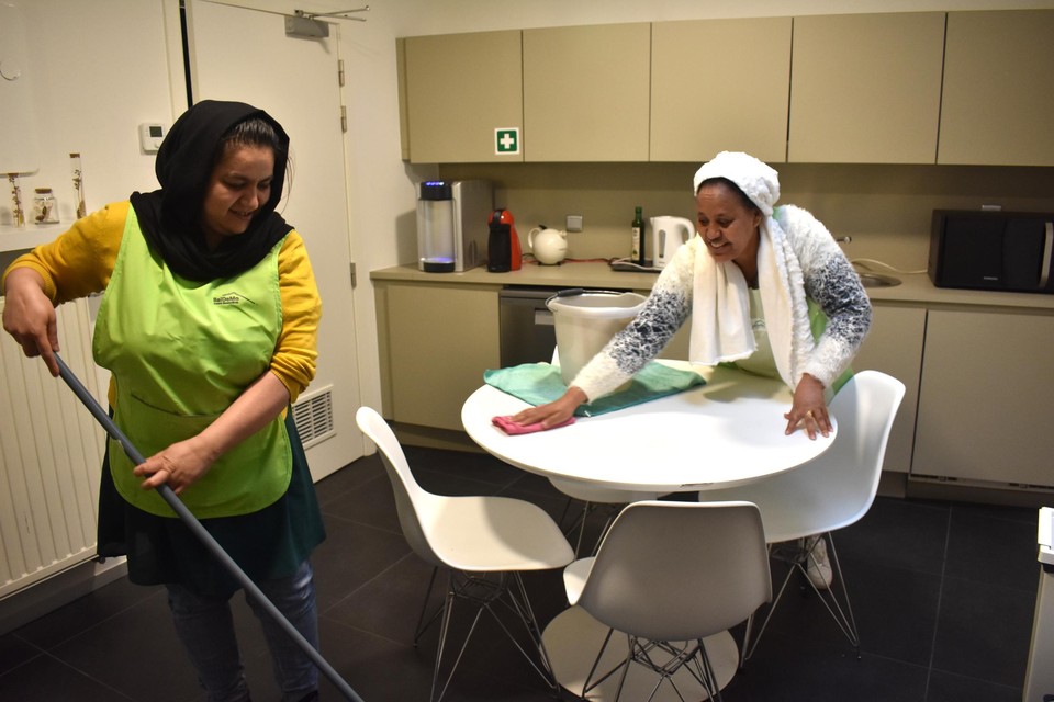 Cursisten Rihana en Senait oefenen hun poetstechnieken in het keukentje van BalDeMo.