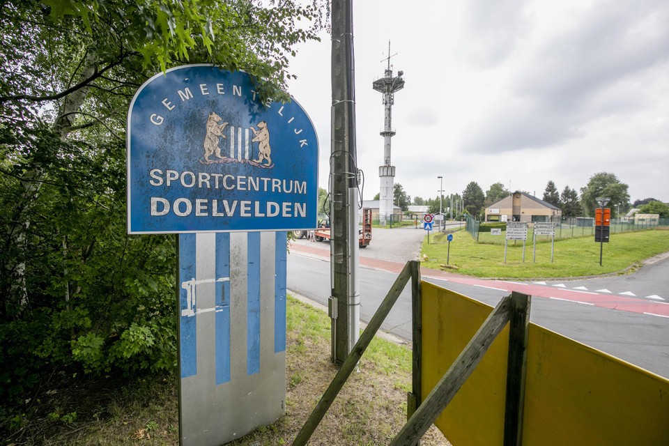 De kazerne ligt tegenover gemeentelijk sportcentrum Doelvelden in de Welvaartstraat. 