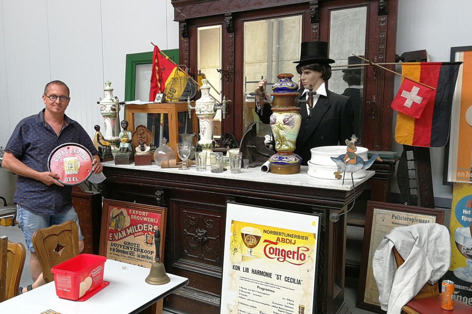 Ludo Helsen hangt even aan de oude Geelse toog die in juli weer echt dienst doet in zijn Brouwerijmuseum.
