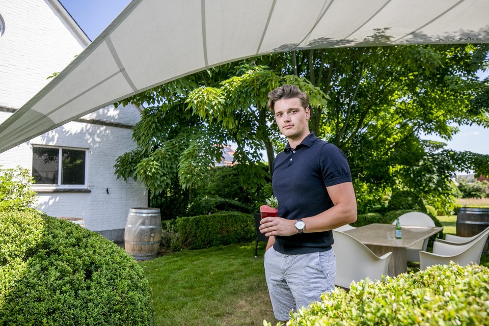 Guylian Menten in de tuin van Le Notariat, met een cocktail op basis van vlierbloesemgin in de hand.