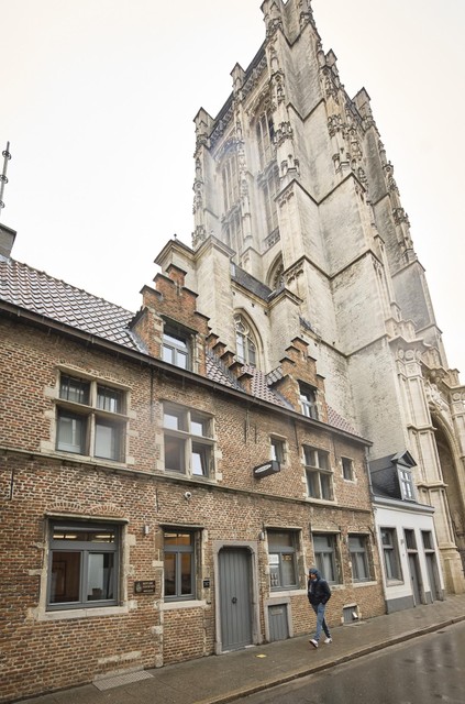 De receptie van Guesthouse Bernardin in de Sint-Jacobstraat 3.
