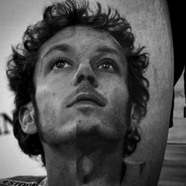 Voormalig motorcoureur Valentino Rossi: links de foto, rechts de tattoo van Kenneth Van Boven.