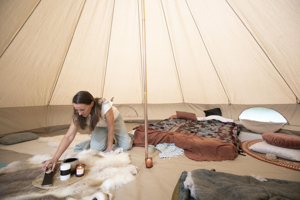 Katrien Van den Brande steekt een kaarsje aan in de grote tent.