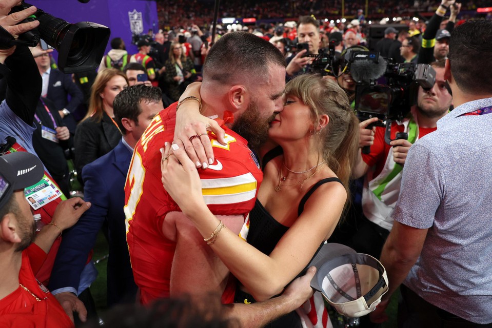 Travis Kelce van de winnende Kansas City Chiefs viert met een kus met zijn vriendin Taylor Swift.