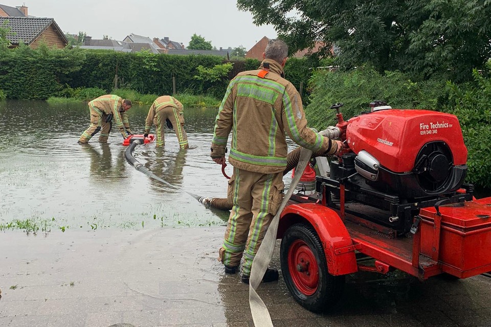 De brandweer zette zware pompen in om het water weg te krijgen uit de tuinen.