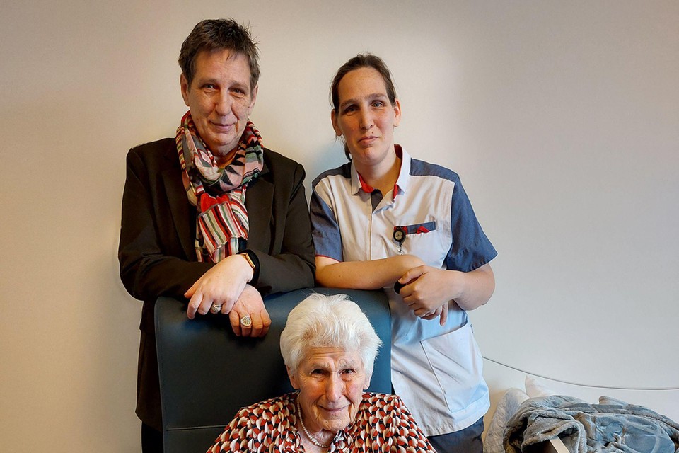 Grootmoeder Irene, moeder Lieve en zorgkundige An zijn alle drie betrokken bij het Meerminnehof.