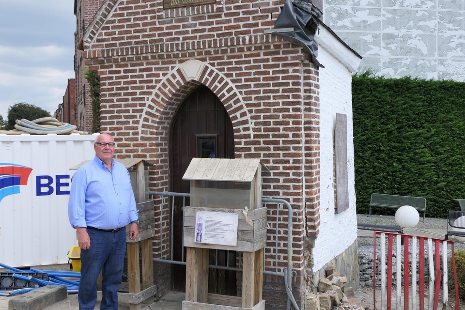 Marcel Dubourg (67) aan de Sint-Elooi kapel, die er al twee jaar beschadigd bij ligt. We proberen het kapelletje nu zelf te kopen om het zelf op te knappen.