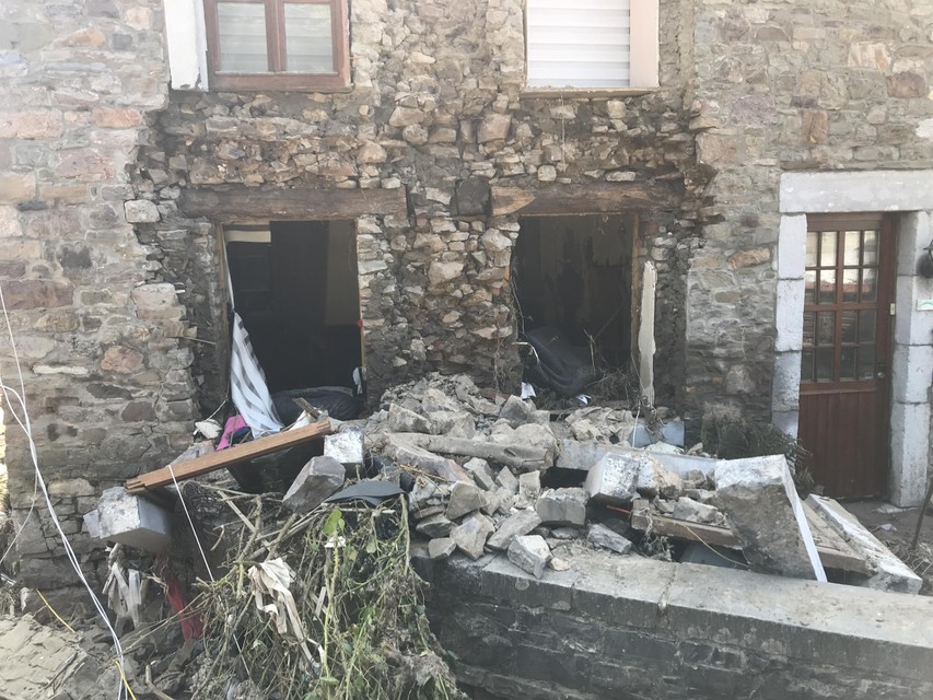 Sommige huizen staan op instorten. In Fraipont troffen de Vlamingen zelfs een man aan die nog in zijn half ingestorte huisje verbleef. 
