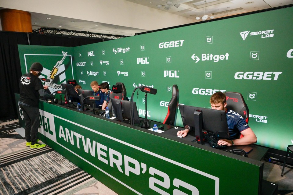 Het Deense team Astralis, een half uur voor de wedstrijd. In het Radisson Blue Hotel zijn acht van dergelijke ruimtes, één voor elk team dat aan de bak moet.