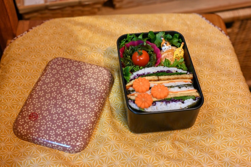 De bento-box met onigirazu.