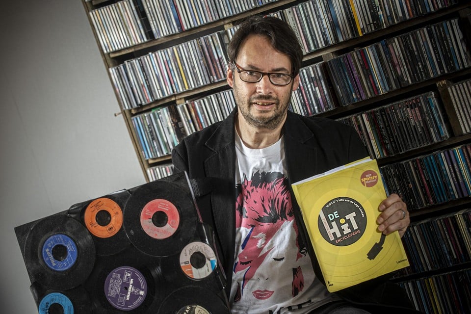 Muziekfreak Denis Michiels heeft een encyclopedie gemaakt met daarin duizend nummer 1-hits uit Vlaanderen en Nederland.