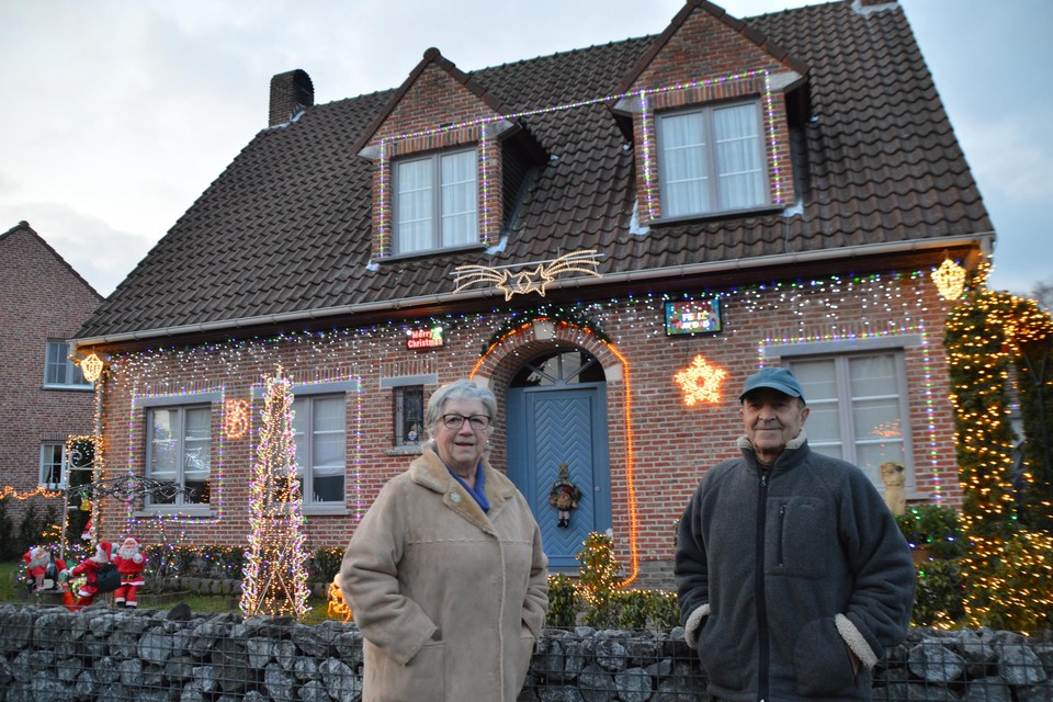Merry christmas boven Ida links van de deur en feliz navidad rechts van de deur boven Angel.