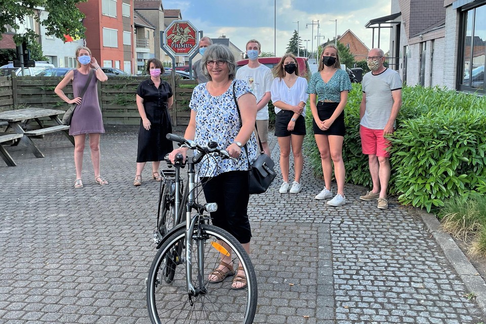Alexandra Van den Bosch wint een fiets met de in Heist-op-den-Berg hernieuwde actie ‘Met belgerinkel naar de winkel’.