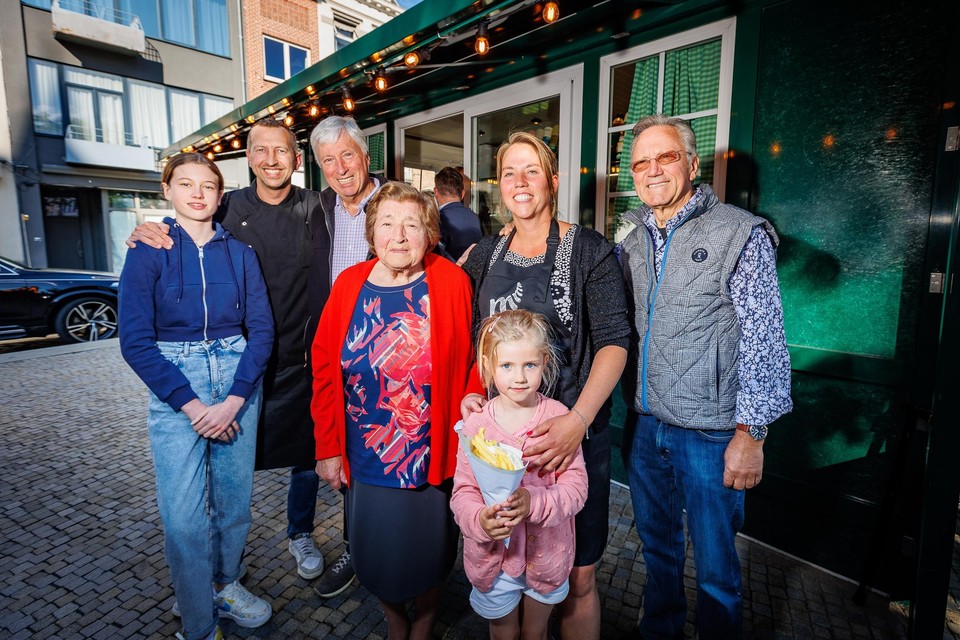 Christophe Nijs (tweede van links) en Kathleen Peeters (tweede van rechts) en de vorige generaties eigenaars van Frituur Veemarkt. 