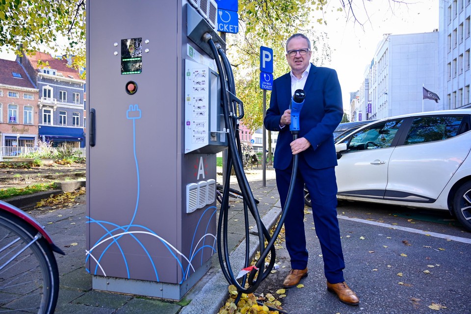 Maarten Matienko van VAB bij een publieke laadpaal op de Mechelsesteenweg in Antwerpen.