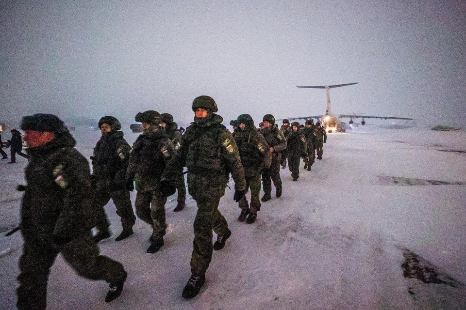 Russische troepen op de luchthaven van Ivanovo, bij hun terugkeer uit Kazachstan, waar ze meehielpen om de opstand te onderdrukken. 