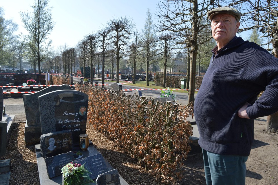 Staf De Beuckelaer bij het graf van zijn vrouw en zoon op de begraafplaats van Oostmalle. Om hier te komen, is hij moeizaam over het rood-witte lint gekropen. Het zaad is nu toch nog niet aan het kiemen. 