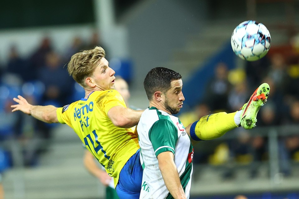 Waasland-Beveren - Lommel: Tom Reyners in duel met bezoeker Kevin Kis.