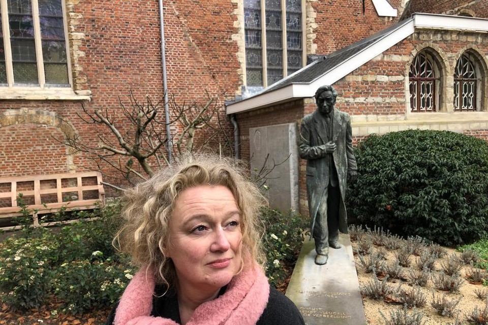 Biografe Annette Portegies in het Elzenveld bij het standbeeld van Maurice Gilliams, dat op privéterrein staat en nog moeilijk bereikbaar is voor het grote publiek.  
